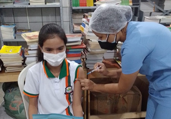 Caucaia realiza vacinação contra Covid-19 em crianças com ação itinerante nas escolas